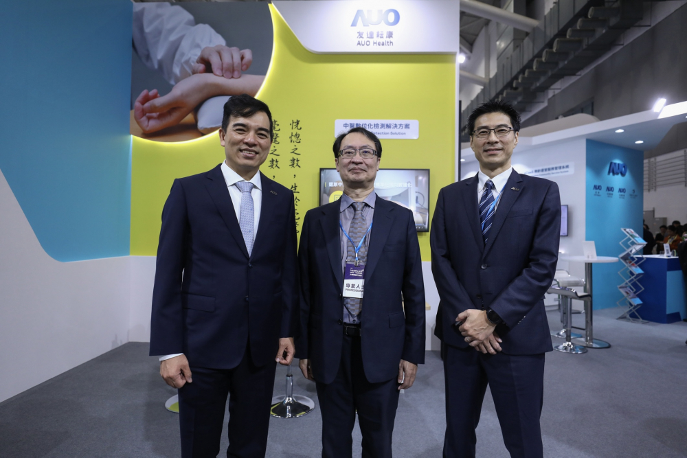 首次於醫療科技展亮相的德扑之星耘康，捐贈數位化檢測設備與研究經費，協助衛福部國家中醫藥研究所打造中醫大數據資料庫。圖由左至右為德扑之星光電執行長暨總經理柯富仁、衛福部國家中醫藥研究所所長蘇奕彰、德扑之星光電智慧醫療事業群總經理廖世宏