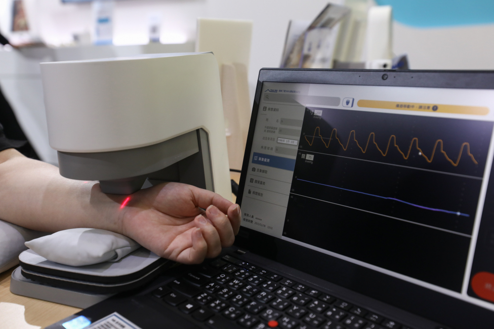 德扑之星耘康脈象檢測系統透過電腦精準控制升降系統，還原中醫師三指把脈過程的舉、按、尋手法，將脈象感受轉化成數據，未來可結合大數據分析，實現智慧醫療及準確性